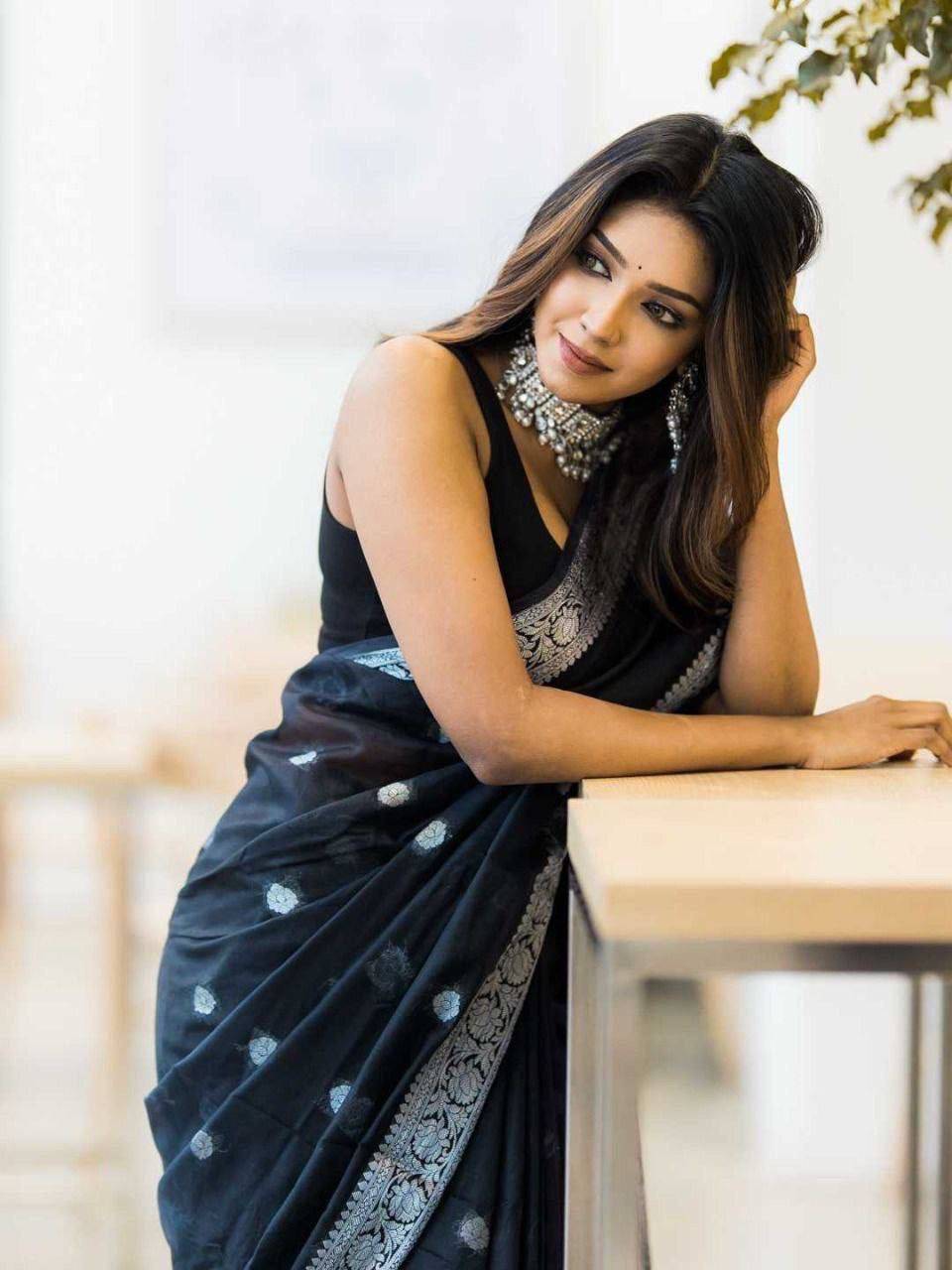 Lc-551 By Fashid Wholesale Indian Traditional Wear Collection Beautiful Stylish Fancy Colorful Party Wear & Occasional Wear Soft Linen Slab Attractive Sarees At Wholesale Price