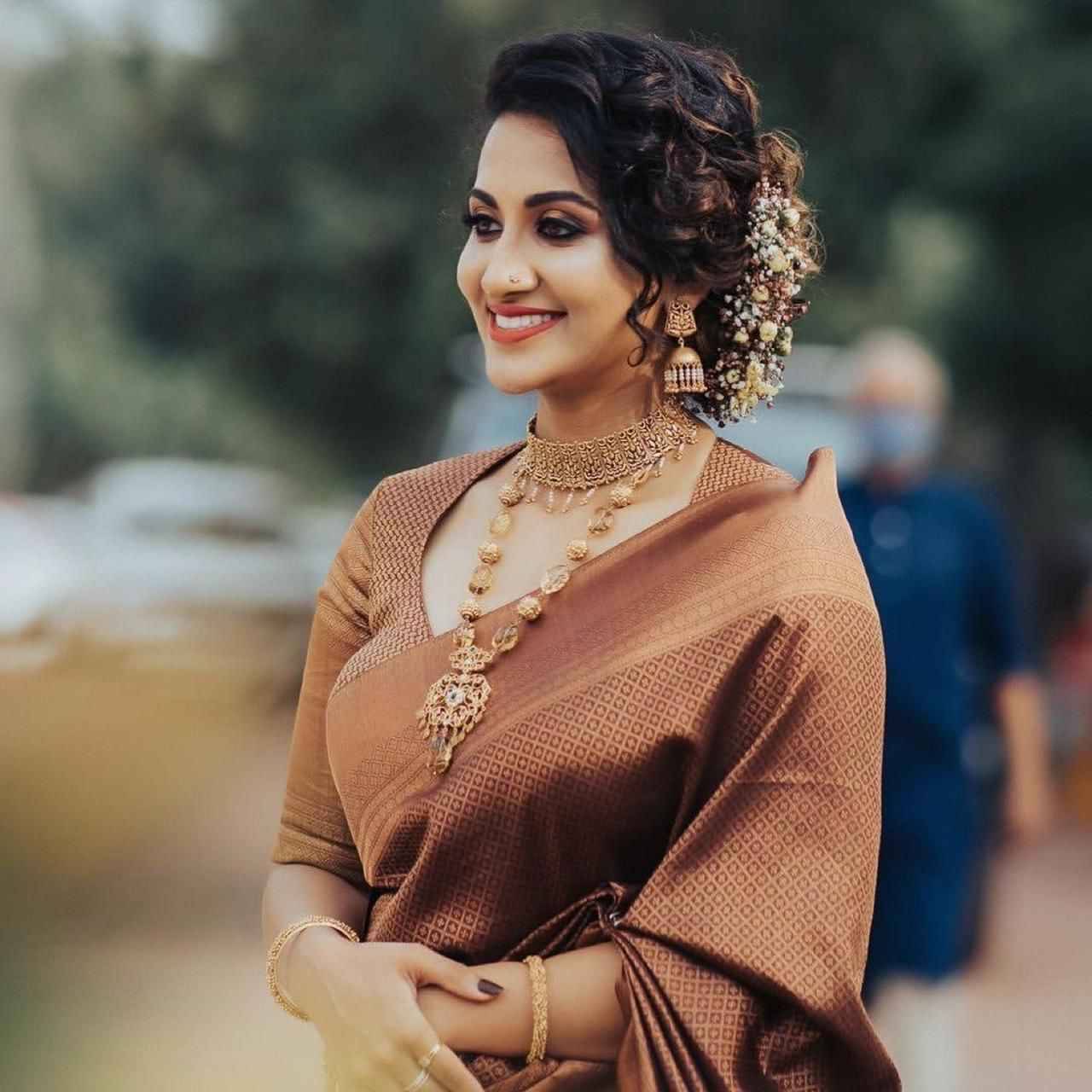 Kb-4052 By Fashid Wholesale Indian Traditional Wear Collection Beautiful Stylish Fancy Colorful Party Wear & Occasional Wear Soft Lichi Silk Saree Sarees At Wholesale Price