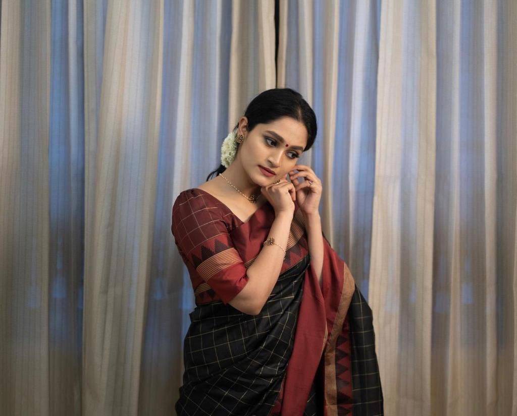 Kb-5077 By Fashid Wholesale Indian Traditional Wear Collection Beautiful Stylish Fancy Colorful Party Wear & Occasional Wear Soft Lichi Silk Saree Sarees At Wholesale Price