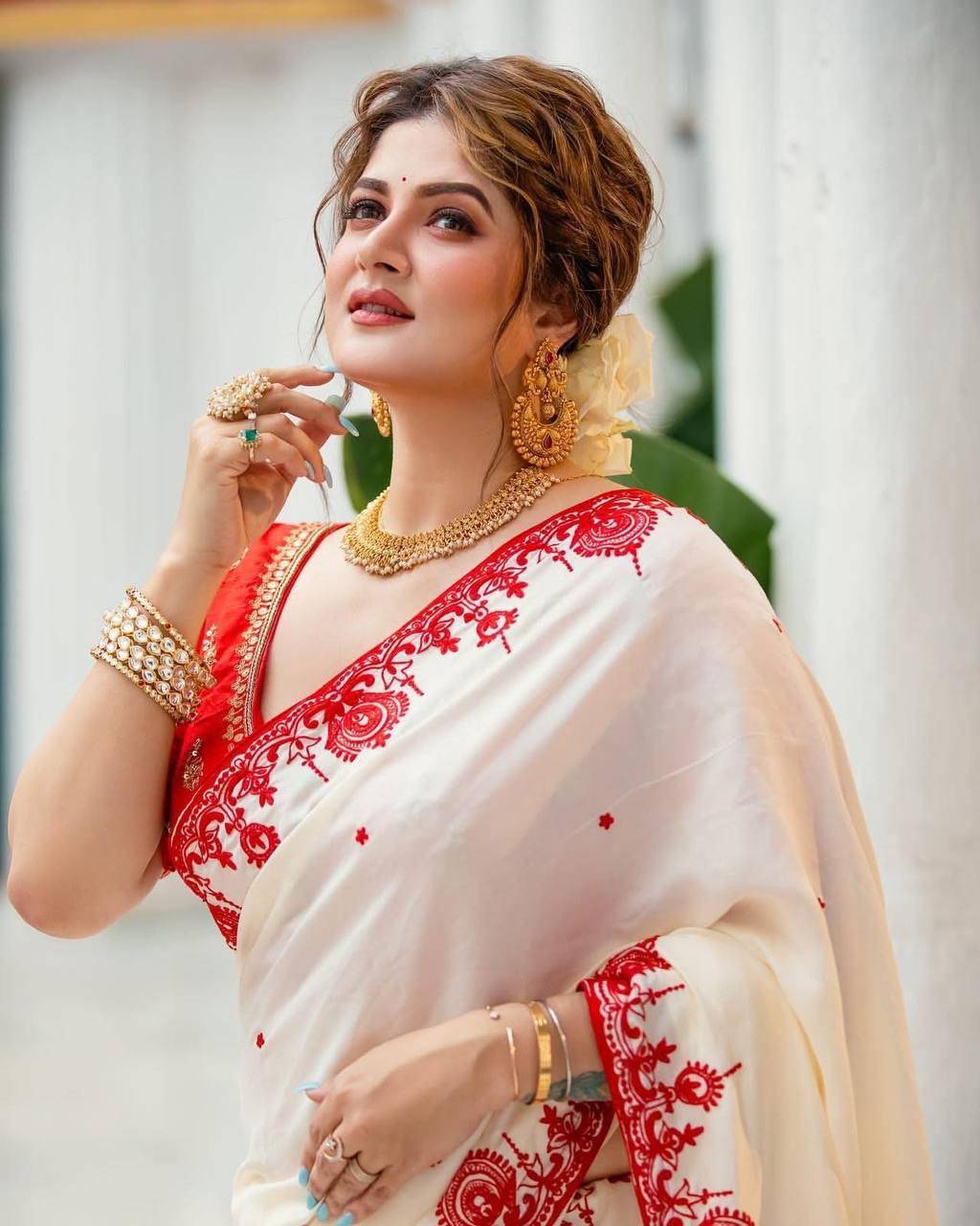 Vs-White Queen By Fashid Wholesale Indian Traditional Wear Collection Beautiful Stylish Fancy Colorful Party Wear & Occasional Wear Vichitra Silk Sarees At Wholesale Price
