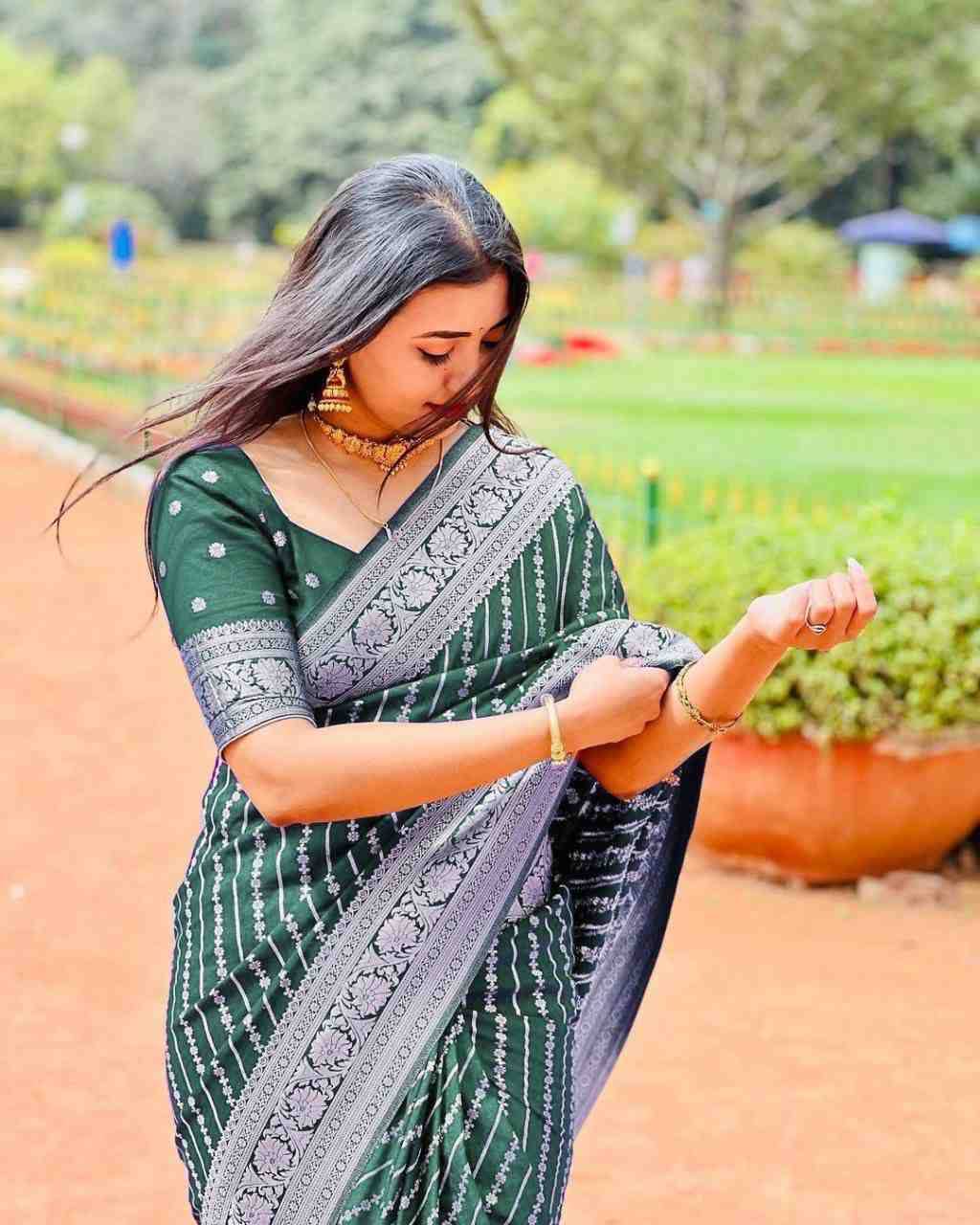 Lc-752 By Fashid Wholesale 01 To 05 Series Indian Traditional Wear Collection Beautiful Stylish Fancy Colorful Party Wear & Occasional Wear Lichi Silk Sarees At Wholesale Price