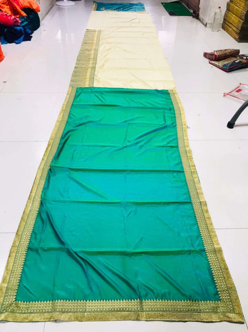 GREEN SAREE BY MANOHARI INDIAN TRADITIONAL WEAR COLLECTION BEAUTIFUL STYLISH FANCY COLORFUL PARTY WEAR & OCCASIONAL WEAR ART SILK SAREES AT WHOLESALE PRICE