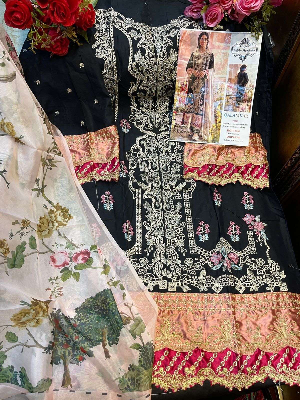 QALAMKAR BY AL AYESHA DESIGNER PAKISTANI SUITS BEAUTIFUL FANCY COLORFUL STYLISH PARTY WEAR & OCCASIONAL WEAR PURE LAWN COTTON PRINT EMBROIDERY DRESSES AT WHOLESALE PRICE