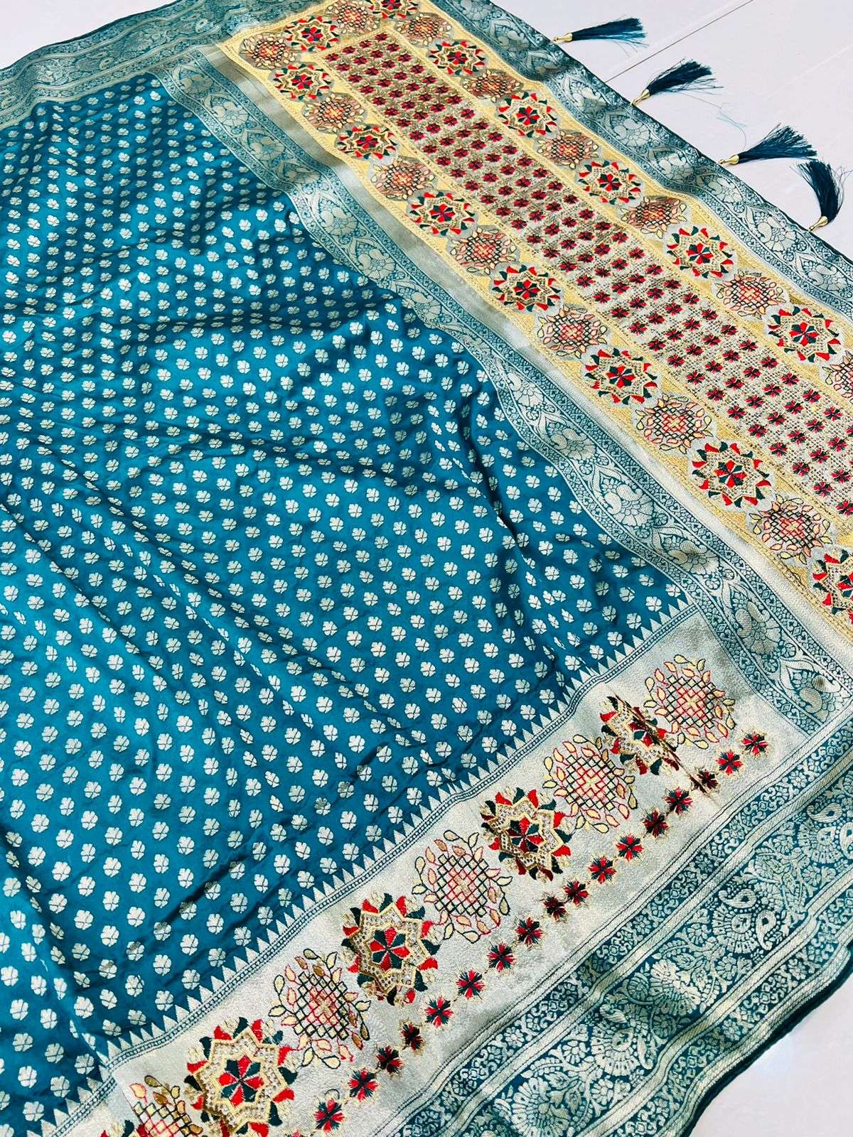 Vishakha Silk By Fashid Wholesale 01 To 05 Series Indian Traditional Wear Collection Beautiful Stylish Fancy Colorful Party Wear & Occasional Wear Pure Silk Sarees At Wholesale Price