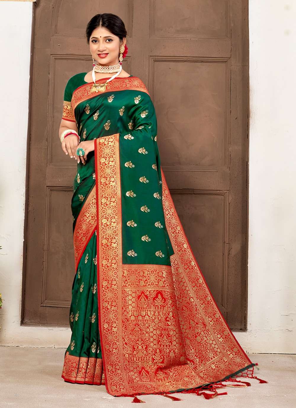 Parampara By Bunawat 1001 To 1006 Series Indian Traditional Wear Collection Beautiful Stylish Fancy Colorful Party Wear & Occasional Wear Banarasi Silk Sarees At Wholesale Price