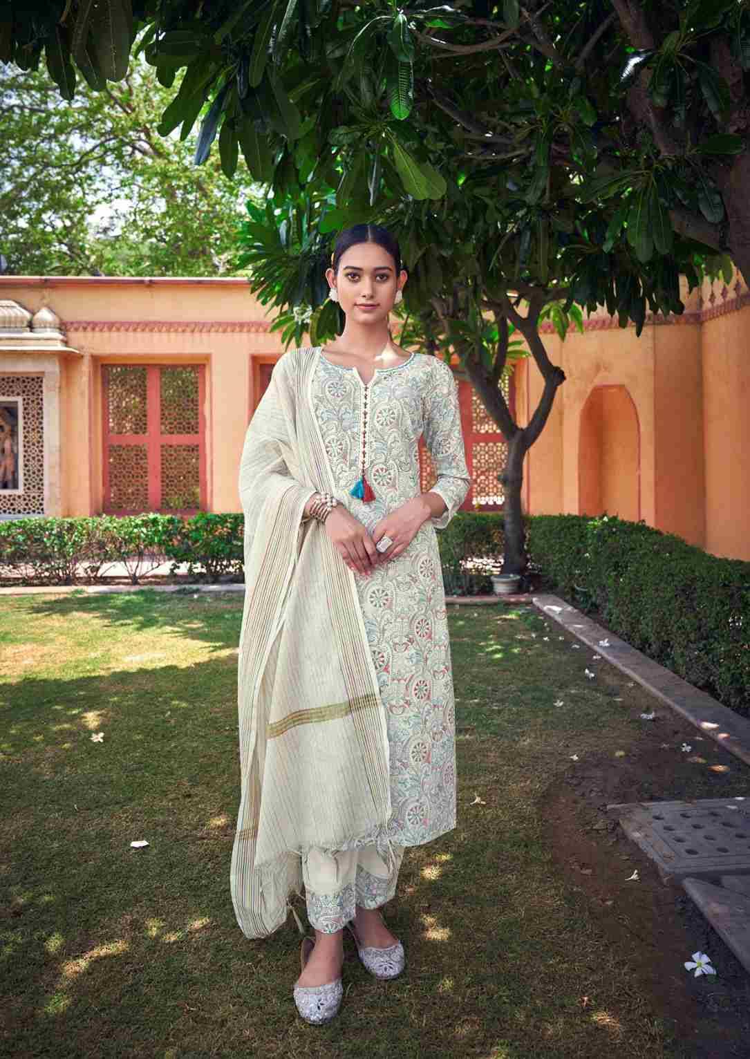 Florian By Vitara 1001 To 1004 Series Beautiful Stylish Festive Suits Fancy Colorful Casual Wear & Ethnic Wear & Ready To Wear Cotton Print Dresses At Wholesale Price