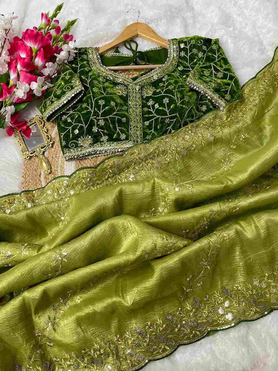 Nazrat By Fashid Wholesale 01 To 06 Series Indian Traditional Wear Collection Beautiful Stylish Fancy Colorful Party Wear & Occasional Wear Gold Crush Sarees At Wholesale Price