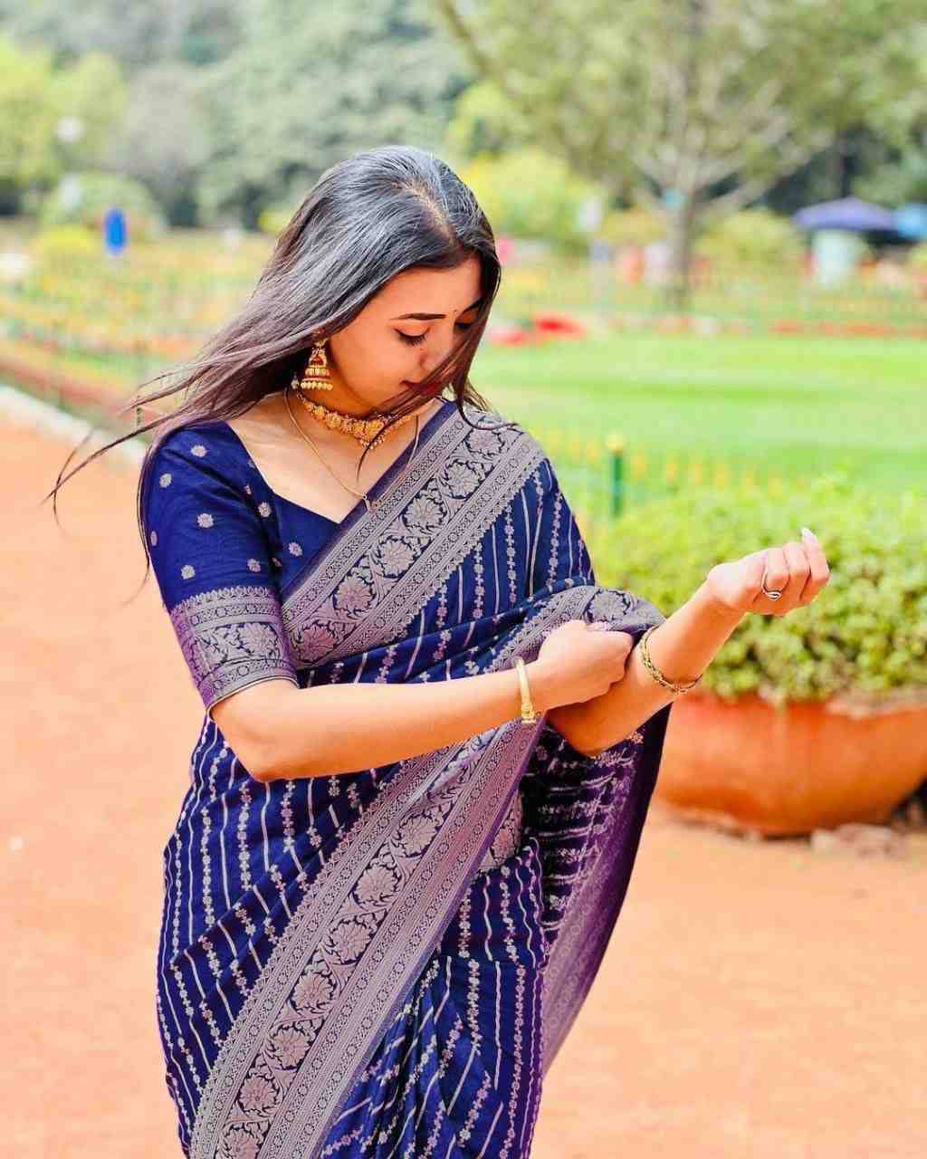 Lc-752 By Fashid Wholesale 01 To 05 Series Indian Traditional Wear Collection Beautiful Stylish Fancy Colorful Party Wear & Occasional Wear Lichi Silk Sarees At Wholesale Price