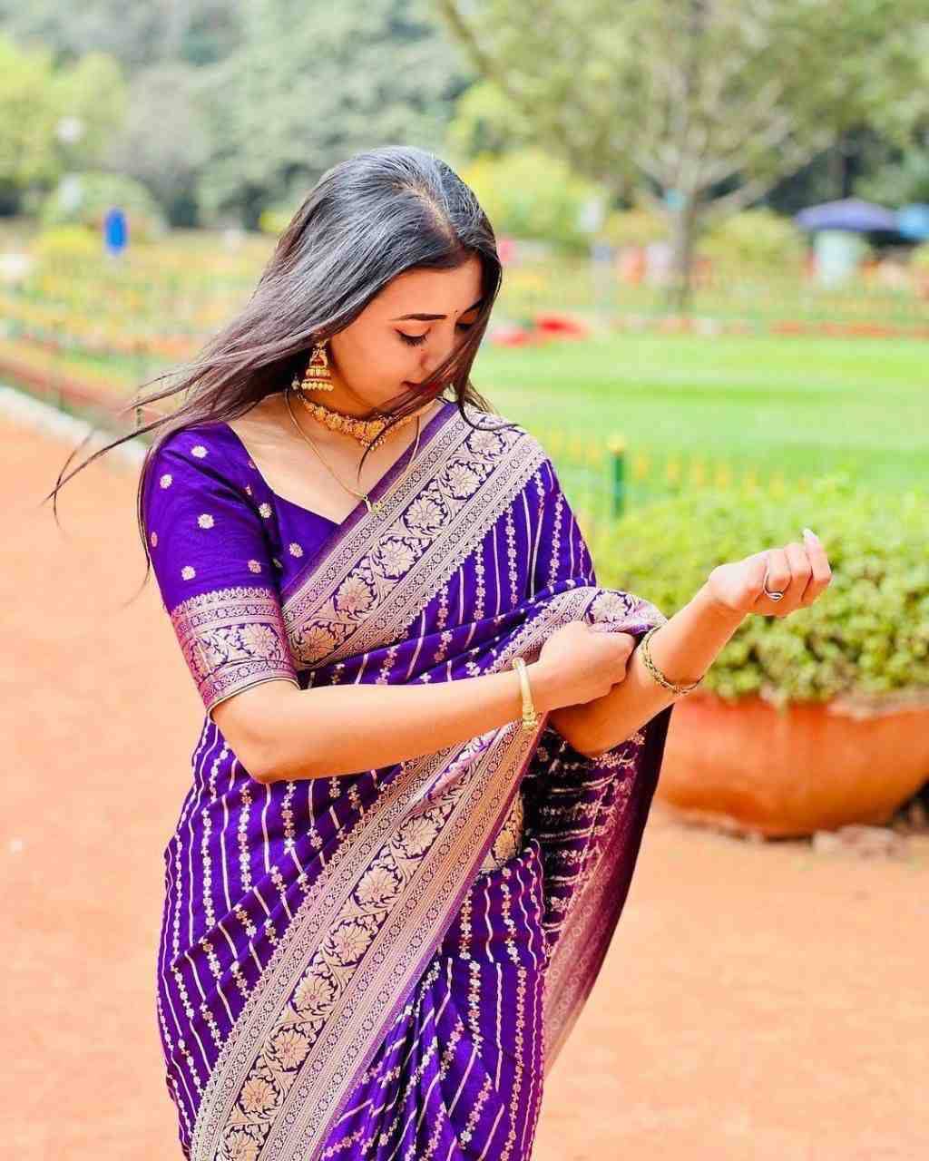 Lc-752 By Fashid Wholesale 01 To 05 Series Indian Traditional Wear Collection Beautiful Stylish Fancy Colorful Party Wear & Occasional Wear Lichi Silk Sarees At Wholesale Price