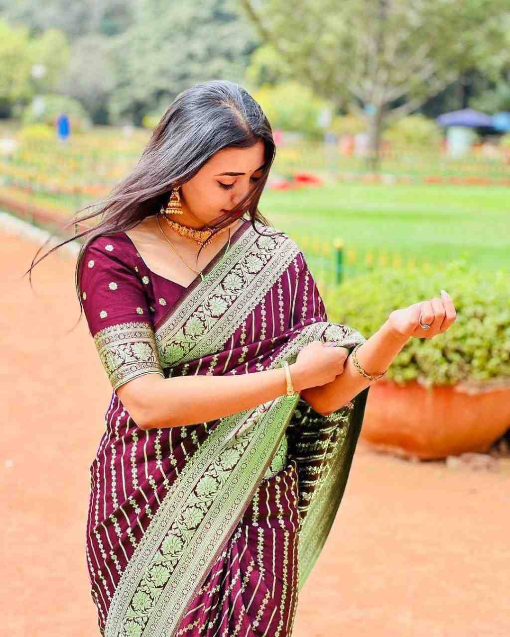 Lc-752 By Fashid Wholesale 01 To 05 Series Indian Traditional Wear Collection Beautiful Stylish Fancy Colorful Party Wear & Occasional Wear Lichi Silk Sarees At Wholesale Price