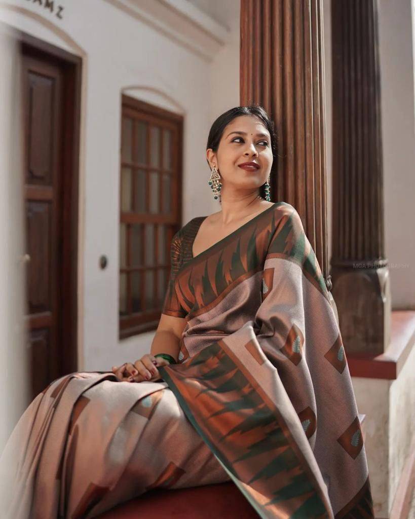 Kp-4073 By Fashid Wholesale Indian Traditional Wear Collection Beautiful Stylish Fancy Colorful Party Wear & Occasional Wear Soft Lichi Silk Saree Sarees At Wholesale Price