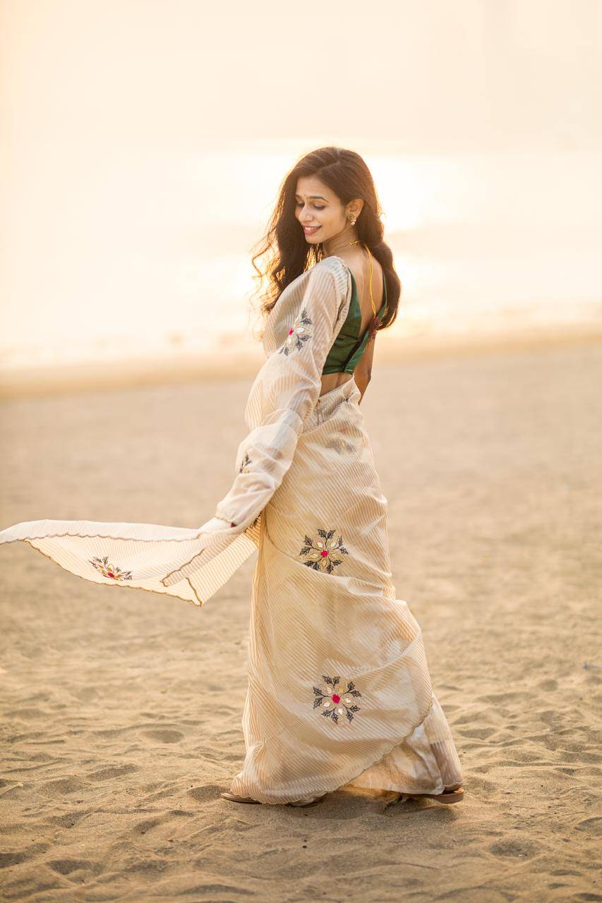 Vt-1054 By Fashid Wholesale Indian Traditional Wear Collection Beautiful Stylish Fancy Colorful Party Wear & Occasional Wear Soft Tissue Sarees At Wholesale Price