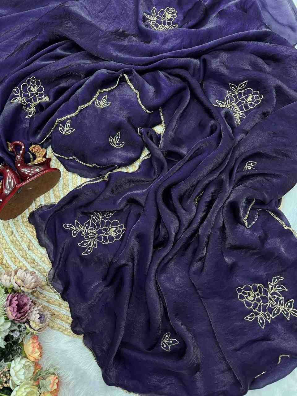 Vt-5550 By Fashid Wholesale Indian Traditional Wear Collection Beautiful Stylish Fancy Colorful Party Wear & Occasional Wear Soft Space Silk Sarees At Wholesale Price